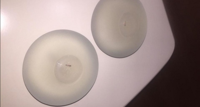 Девушка продаёт на eBay грудные импланты, которые ещё внутри неё