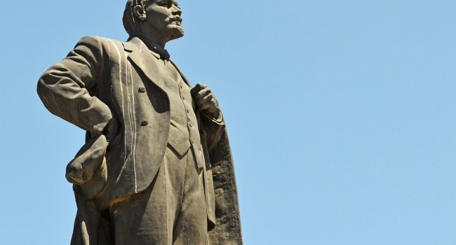 Вслед за Николаем II в РФ «замироточил» памятник Ленину — СМИ