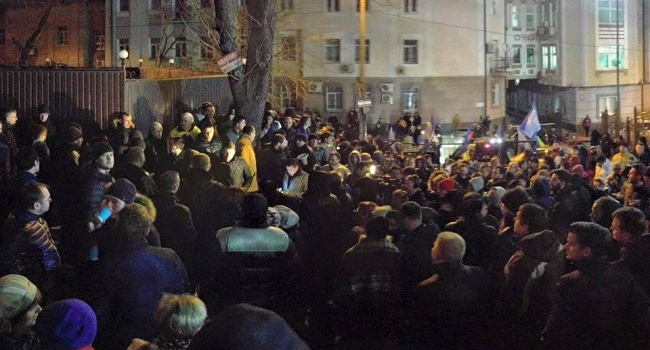 Эксперт: такое впечатление, что Лещенко, Найем и компания пришли под Соломенский суд просто устроить шоу Эксперт: такое впечатление, что Лещенко, Найем и компания пришли под Соломенский суд просто устроить шоу