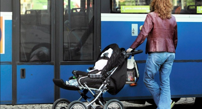 У Києві з автобуса випала коляска з дитиною 