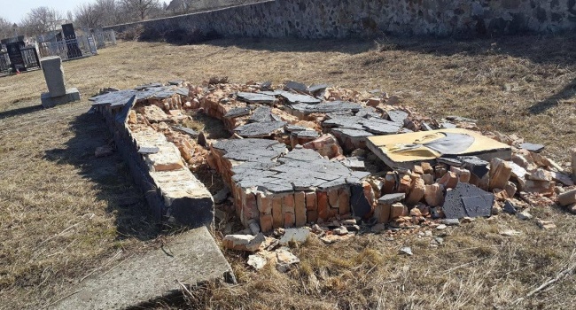 В Одеській області зруйнували стіну поруч з пам’ятником жертв Голокосту 