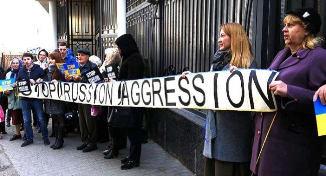Активісти з Одеси влаштували пікет проти брехні Росії в Гаазі