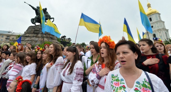 Блогер об отличии Украины от России: Украине не надо вставать с колен, потому что она на них никогда не опускалась