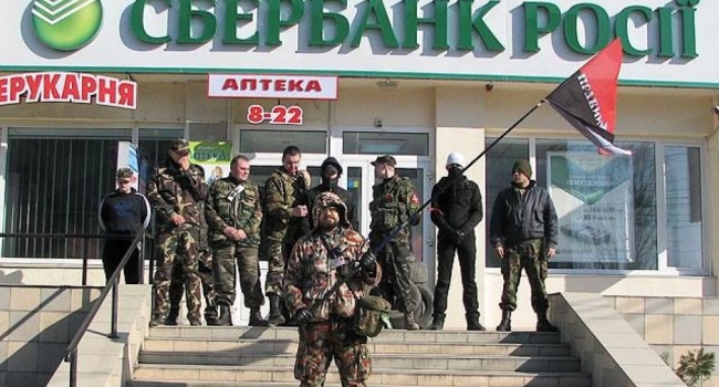 Активисты начали блокировать банкоматы российских банков