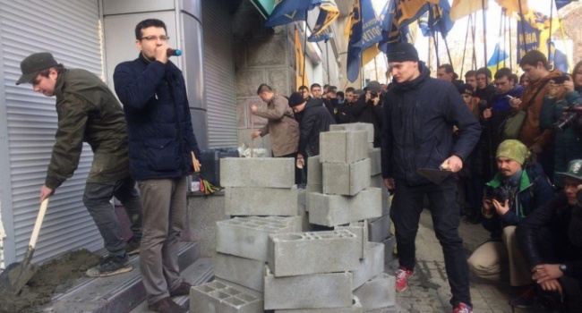 Активісти почали мурувати російські банки в Києві 