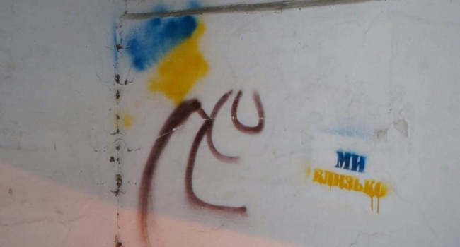 Над мечетью в Симферополе развевается украинский флаг Над мечетью в Симферополе развевается украинский флаг
