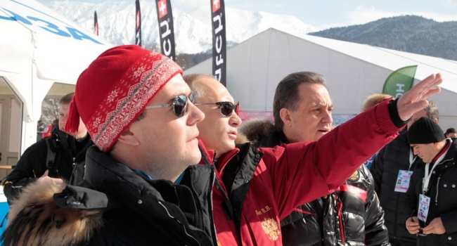 «Вы там митингуйте без меня»: Медведев катался на лыжах, когда митингующих в РФ задерживали