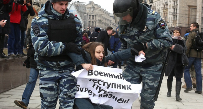 Журналист: надежды на революцию в России действительно мало, на дворцовый переворот – больше