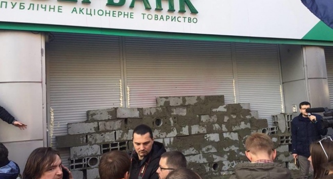 У Києві біля Сбербанку демонтували мур (ВІДЕО)