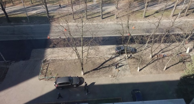 "Треба було укатать": У Києві горе-водій ледь не зірвав ремонт дороги 