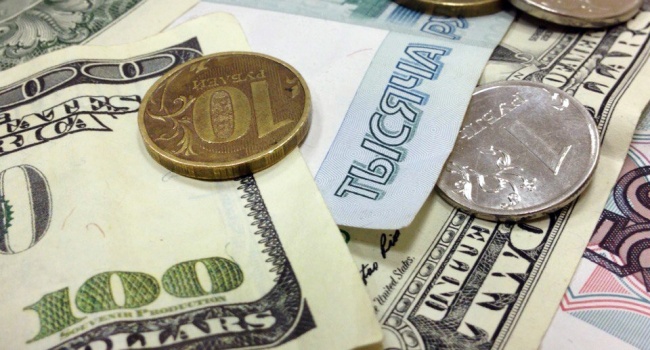 На торгах в России биржевой курс доллара упал до рекордного минимума