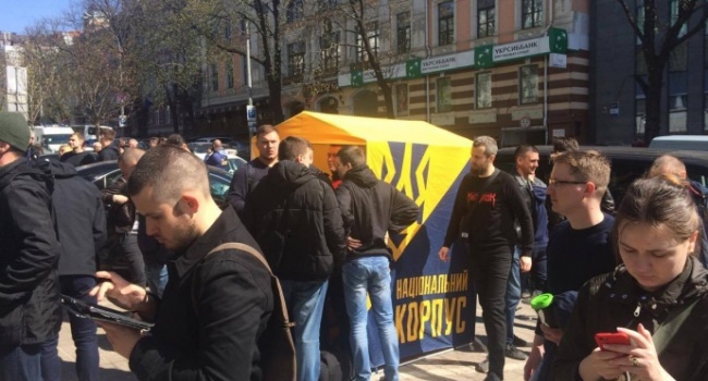 Активісти починають закривати російські банки (ФОТО)