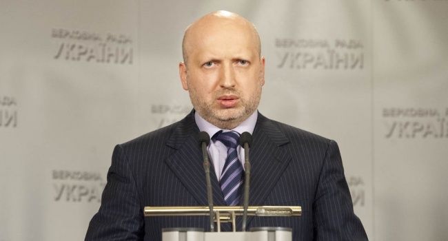 Турчинов згадав, як давав наказ розбомбити аеропорт у Донецьку 