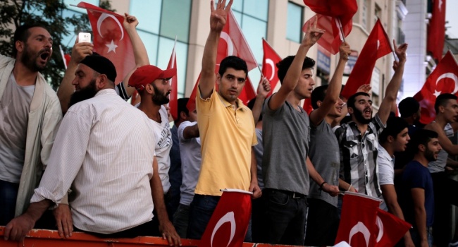 У Туреччині в переддень референдуму заарештували десятки людей У Туреччині в переддень референдуму заарештували десятки людей