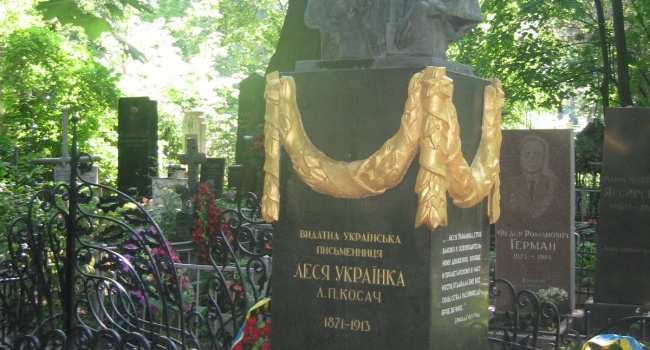 В Киеве вандалы украли части памятника поэтессе Леси Украинки