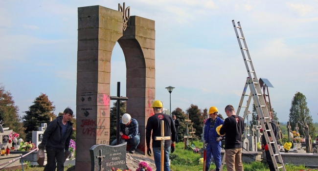 У InformNapalm повідомили, скільки Москва заплатила за руйнування у Польщі пам’ятника воїнам УПА У InformNapalm повідомили, скільки Москва заплатила за руйнування у Польщі пам’ятника воїнам УПА