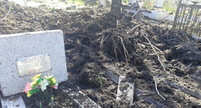 Российские боевики начали войну с мертвыми, разрушая «Градами» украинские кладбища