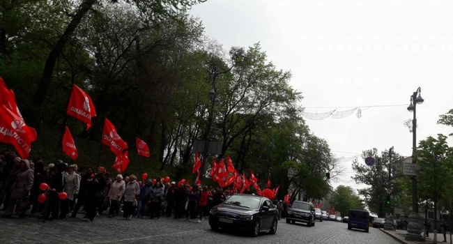 Харьковчане вышли на первомайский митинг с призывом остановить «кровавую АТО», в Киеве также митингуют