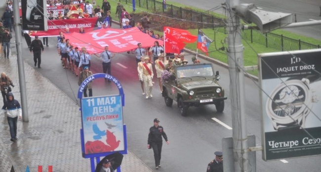Ікони та прапори СРСР: мешканець Донецька розповів про проведення параду в місті