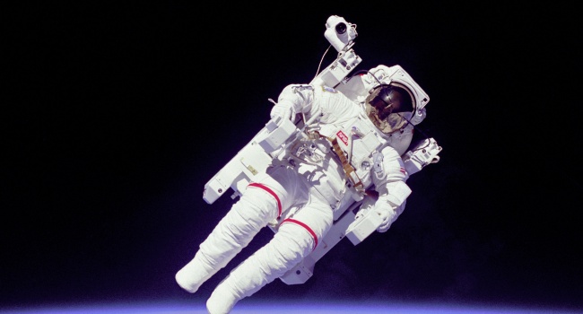 Експерти NASA показали, як астронавт виходить в космос на фоні землі 