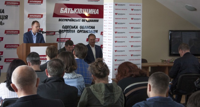 У «Батьківщині» заявили, що вони проведуть свій «всенародний референдум» У «Батьківщині» заявили, що вони проведуть свій «всенародний референдум»