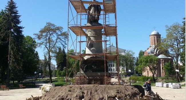 У Чернігові пам’ятник Хмельницькому розвернуть спиною до Москви 