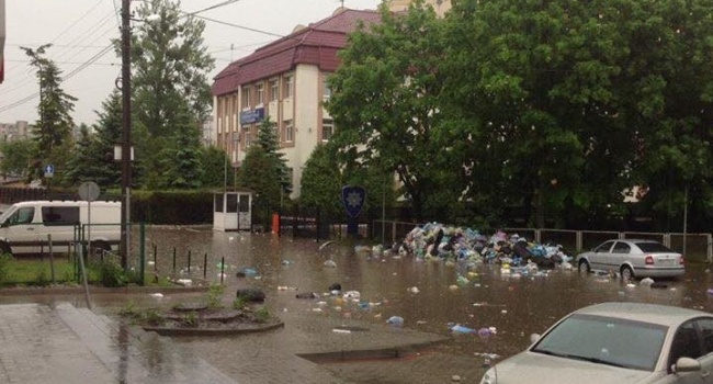 После сильного ливня во Львове улицы города оказались заваленными мусором 