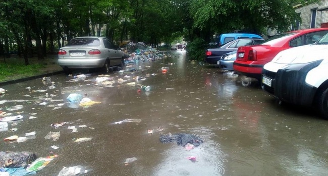 Результат ливней: по улицам Львова поплыли тонны мусора