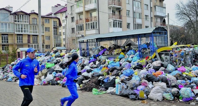 Результат ливней: по улицам Львова поплыли тонны мусора
