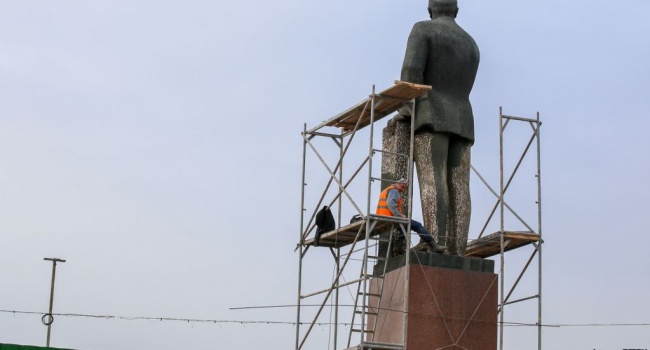 Жители Феодосии выдвинули версию, что туристы не едут в город из-за страшного памятника Ленину