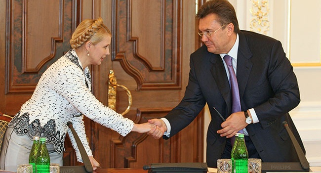 Тимошенко забула, як на 25 років вперед поділила з Януковичем Україну і втюхує суспільству пропахлий нафталіном набір локшини, - блогер