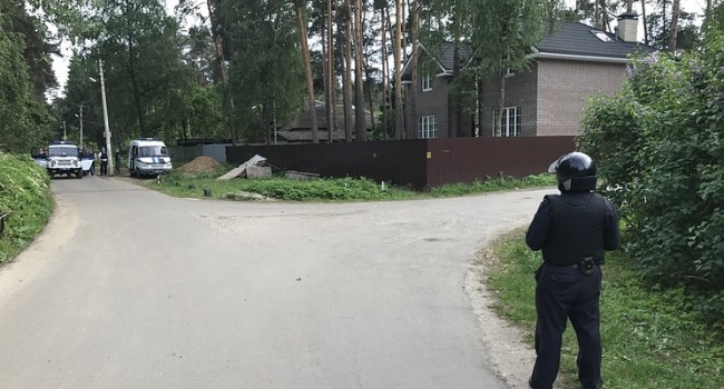 Розстріл у Московській області: озброєний чоловік з вікна стріляє по перехожих 
