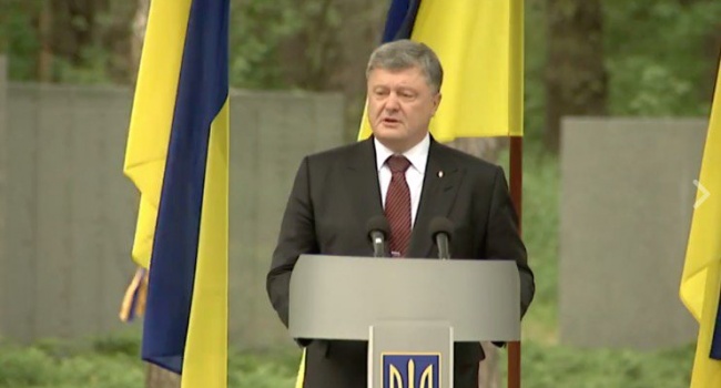 Порошенко підписав закон про заборону георгіївської стрічки Порошенко підписав закон про заборону георгіївської стрічки