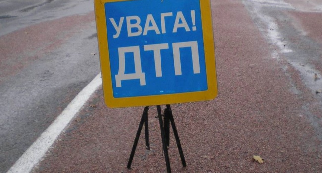 ДТП у Львівській області: легковий автомобіль зіткнувся з мікроавтобусом, є загиблі і поранені ДТП у Львівській області: легковий автомобіль зіткнувся з мікроавтобусом, є загиблі і поранені