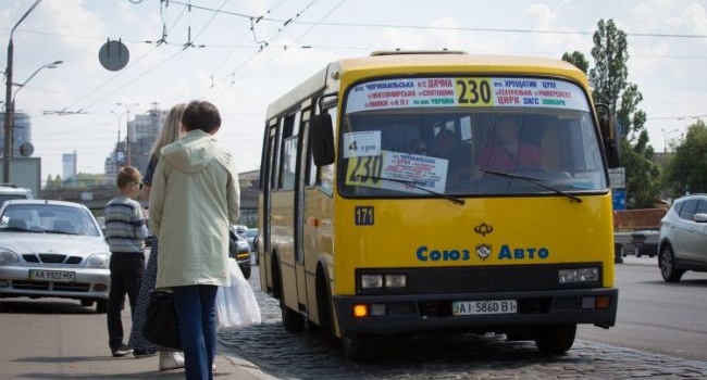 В маршрутному таксі Києва прогримів вибух, є постраждалі 
