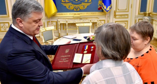 Порошенко посмертно присвоїв звання Героя України білорусу Жизневському