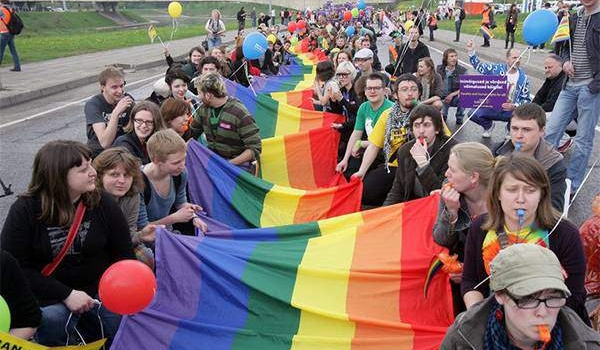 Группа лиц в центре Киева сожгла флаг ЛГБТ 