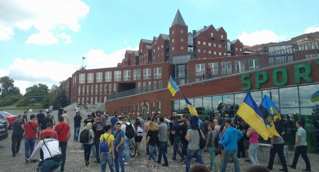 У Дніпрі активісти «Автомайдану» пікетували будинок Філатова 