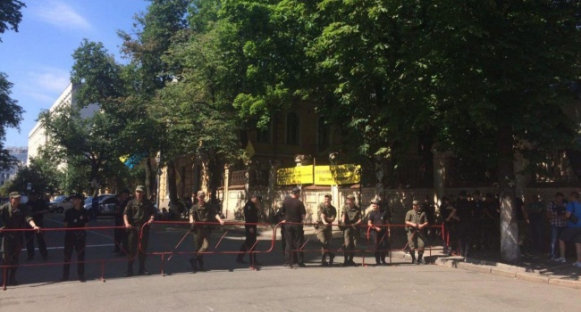 У Києві відбулися сутички між вкладниками банка «Михайлівський» та правоохоронцями 