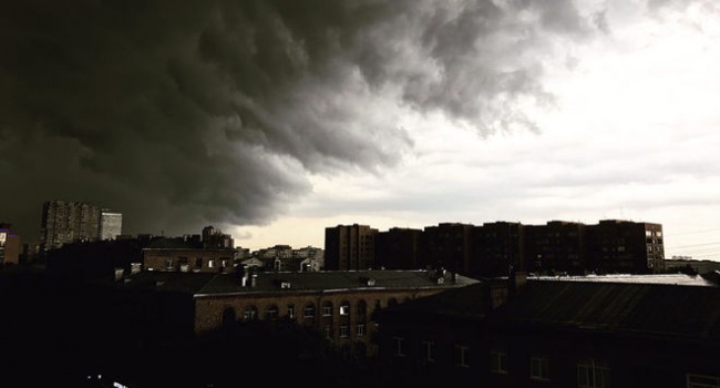«Почти конец света»: в сети появились самые жуткие снимки шторма в Москве
