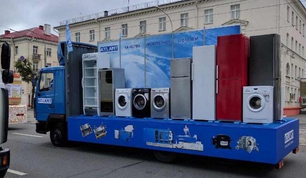 В Білорусі на День незалежності під час військового параду показали дивани і холодильники