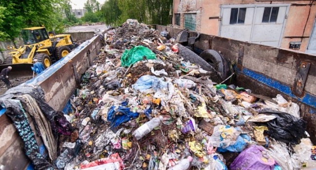 Львівське сміття почали вивозити з перевантажувальних станцій