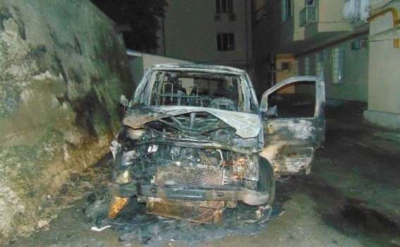 Невідомі у Києві підпалили мікроавтобус із водієм