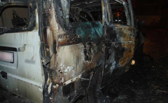 Невідомі у Києві підпалили мікроавтобус із водієм