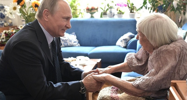 Отказалась от очевидного: Алексеева соврала, что не целовала руки Путину