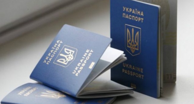 Украинцев предупреждают о мошенниках, предлагающих оформить биометрические паспорта