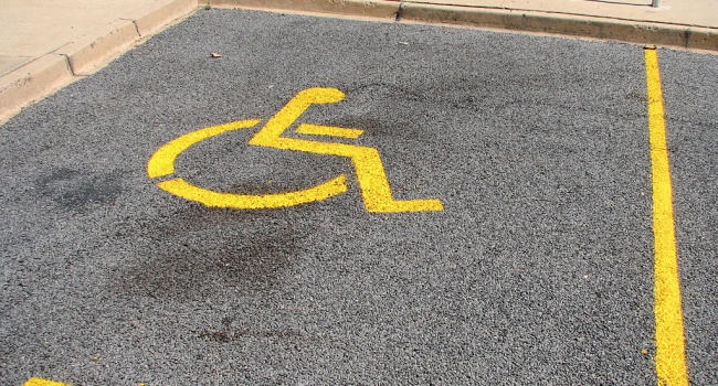 Порошенко подписал указ об ужесточении наказания за парковку авто на местах для инвалидов