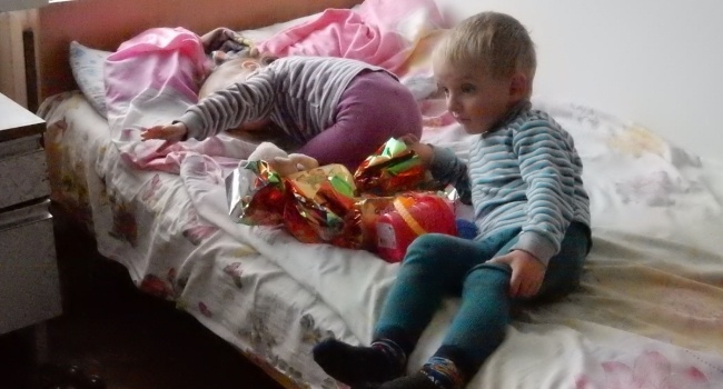 Блогер: у Донецьку дітей отруїли російською «гуманітаркою»