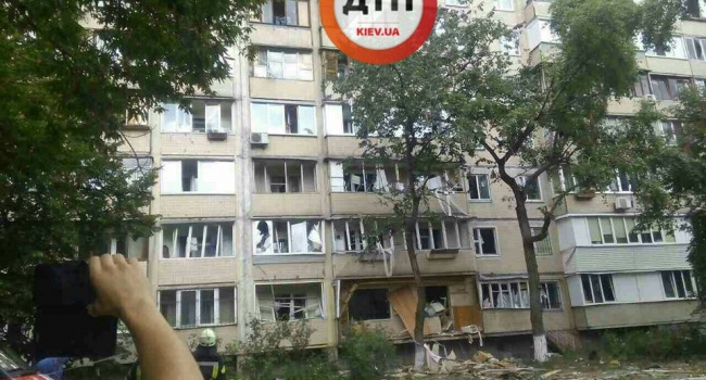 У Києві у багатоповерхівці стався вибух: опубліковані фото 