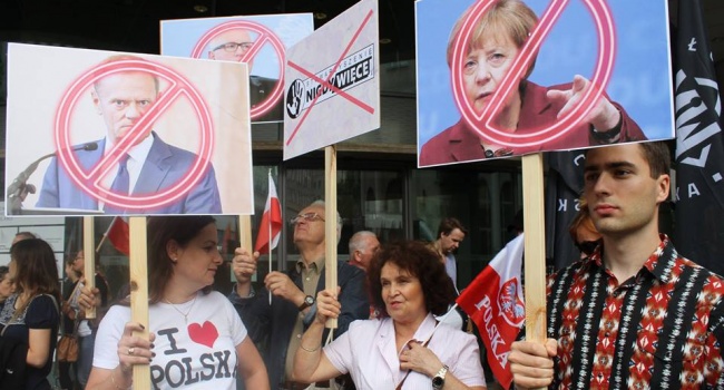Часть поляков вышла с протестами против Меркель и Туска